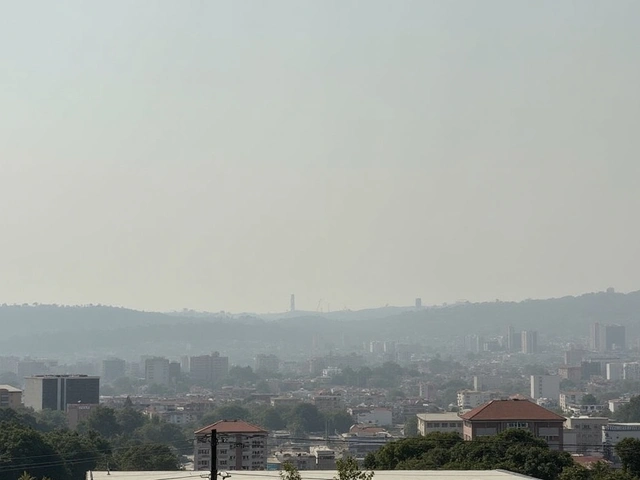 João Pinheiro Enfrenta Densa Camada de Fumaça de Incêndios Florestais, Alarma População